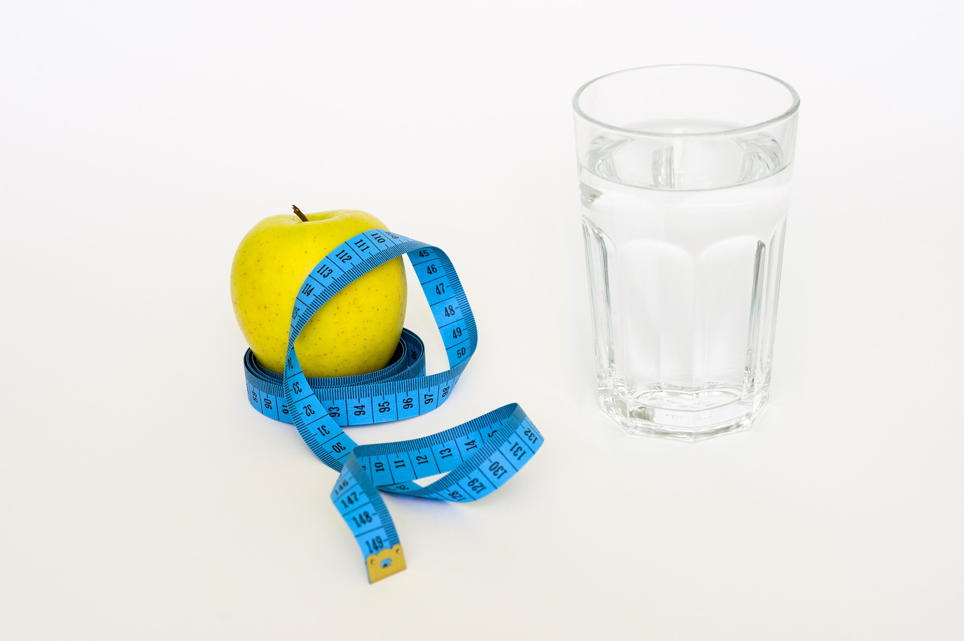 water measuring tape around green apple for diet changes