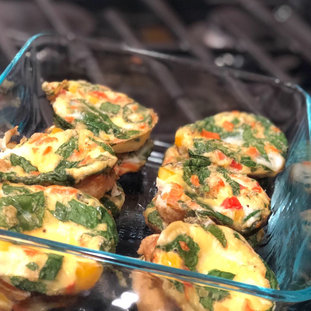 egg muffin recipe cooked with spinach, bell pepper and cheese